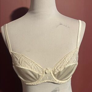 Victoria's Secret Cream Lace Bra 36B